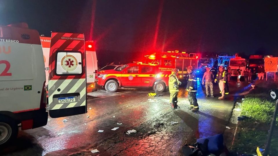 Nove pessoas morrem após van bater de frente com carreta na BR-251