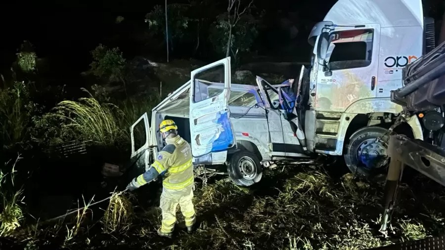 Nove pessoas morrem após van bater de frente com carreta na BR-251