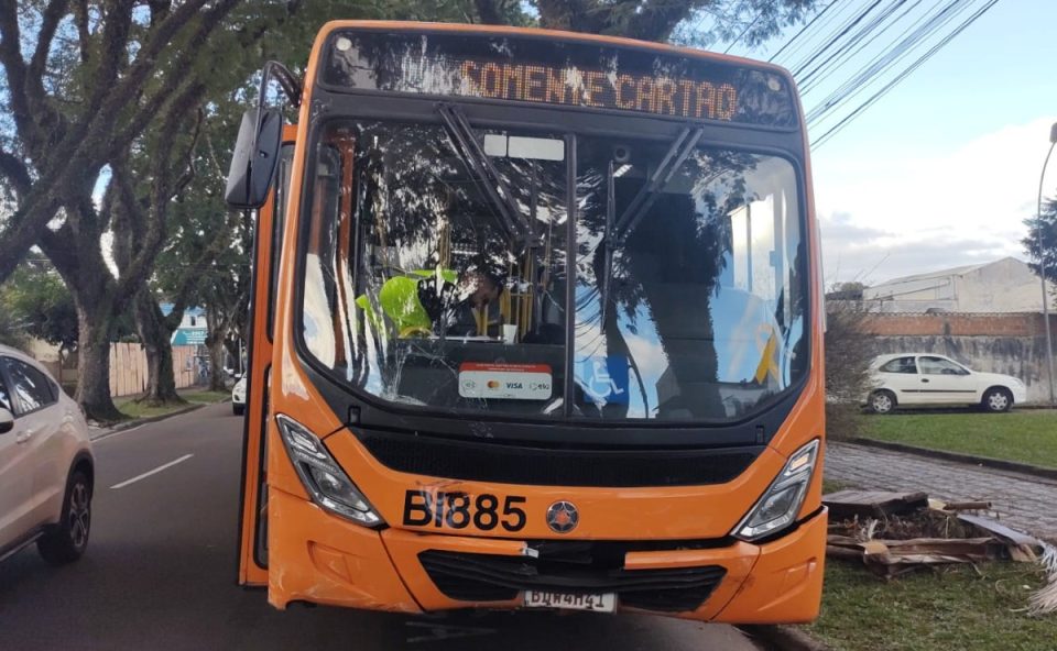 acidente-carro-onibus-cruzamento-bacacheri-1