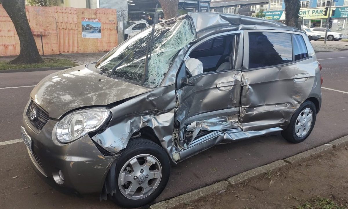 acidente-carro-onibus-cruzamento-bacacheri