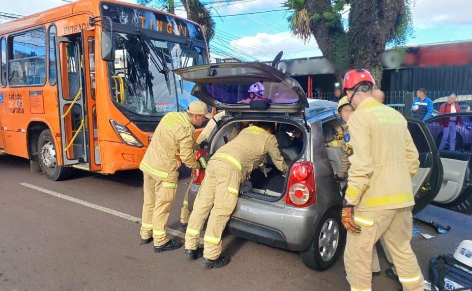 acidente-carro-onibus-cruzamento-bacacheri-2
