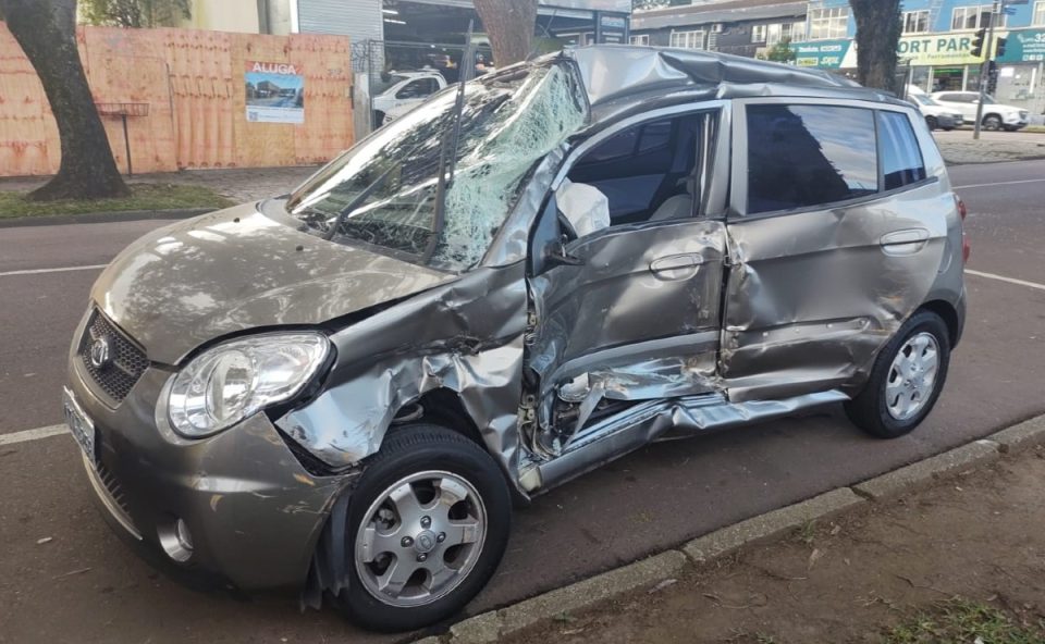 acidente-carro-onibus-cruzamento-bacacheri