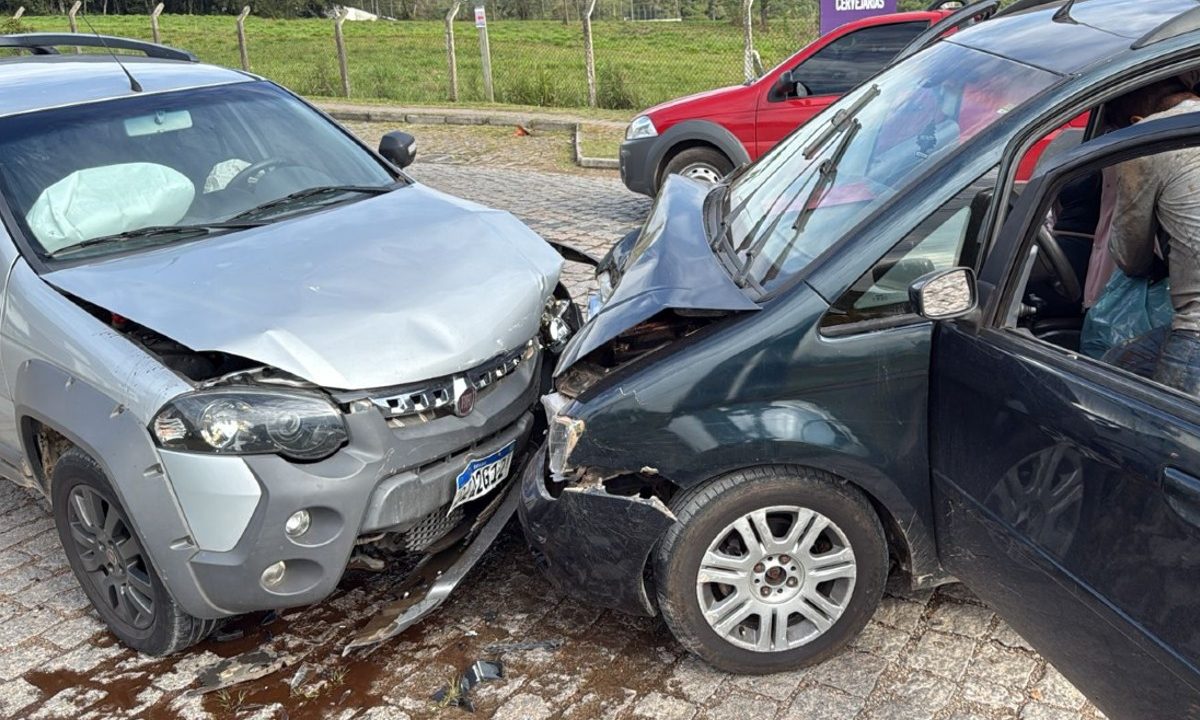 acidente-frontal-dois-carros-caminho-do-vinho