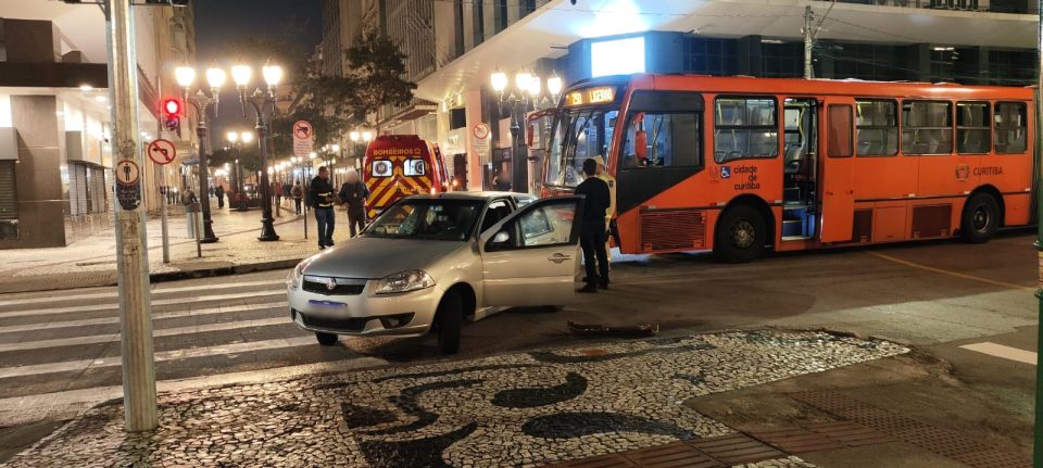 acidente-onibus-carro-centro-2