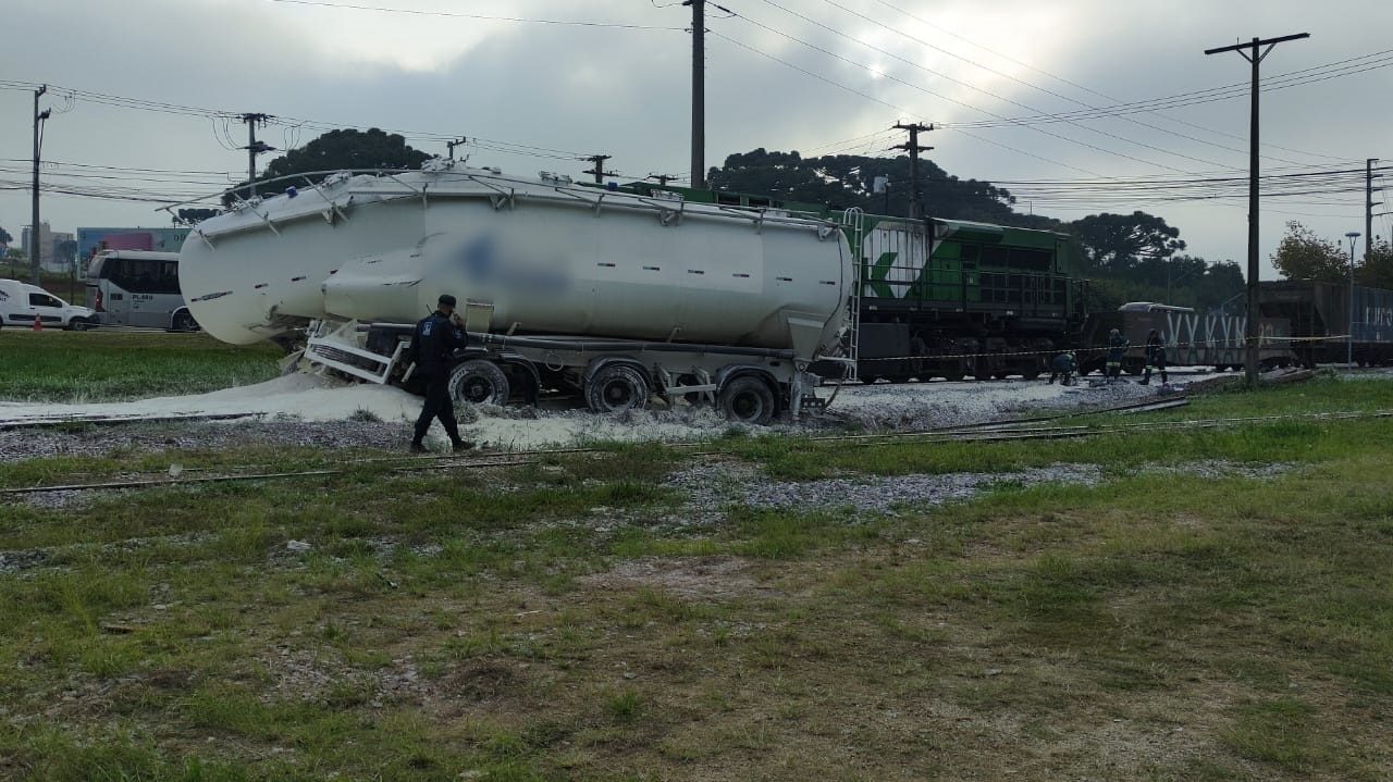 acidente-trem-carro-moto-carreta-morto-feridos-pinhais-9