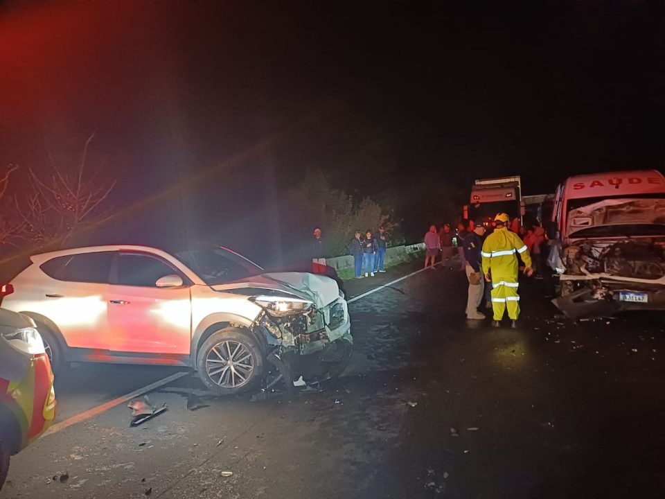 Motorista com sinais de embriaguez invade contramão e bate de frente com van da saúde de Tibagi na BR-376