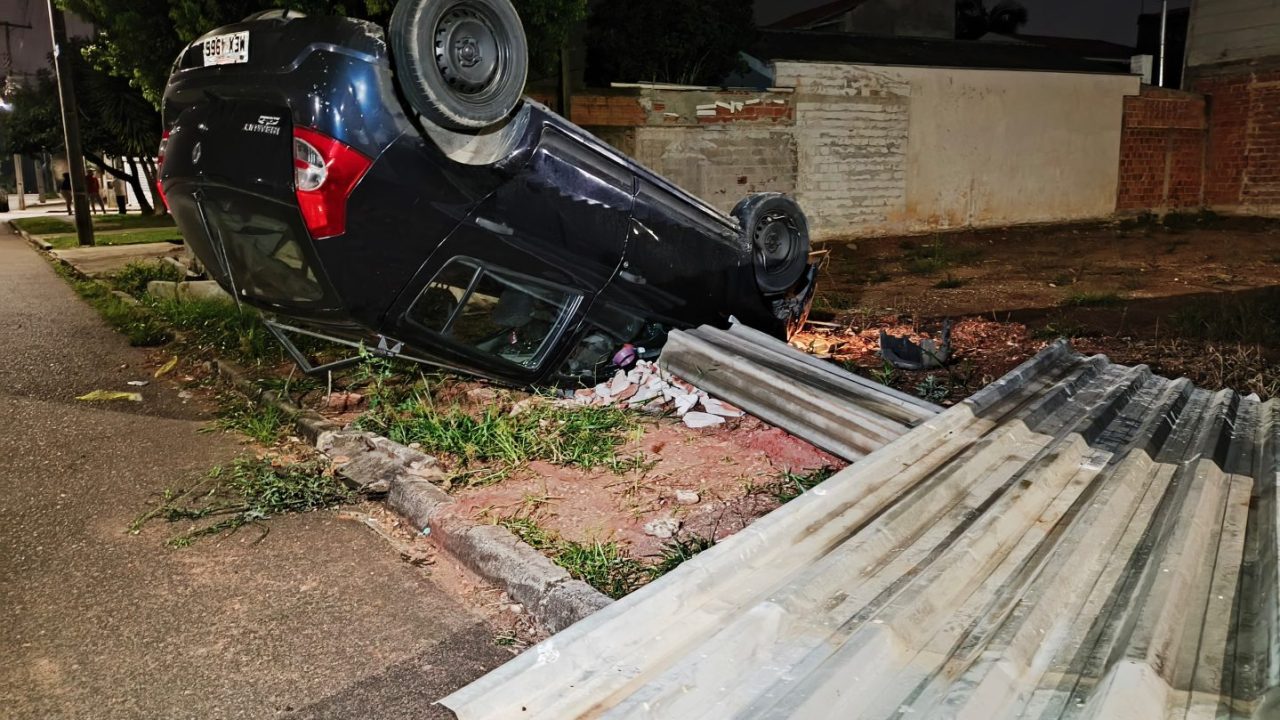 briga-transito-ciclista-atropelado-carro-capotado