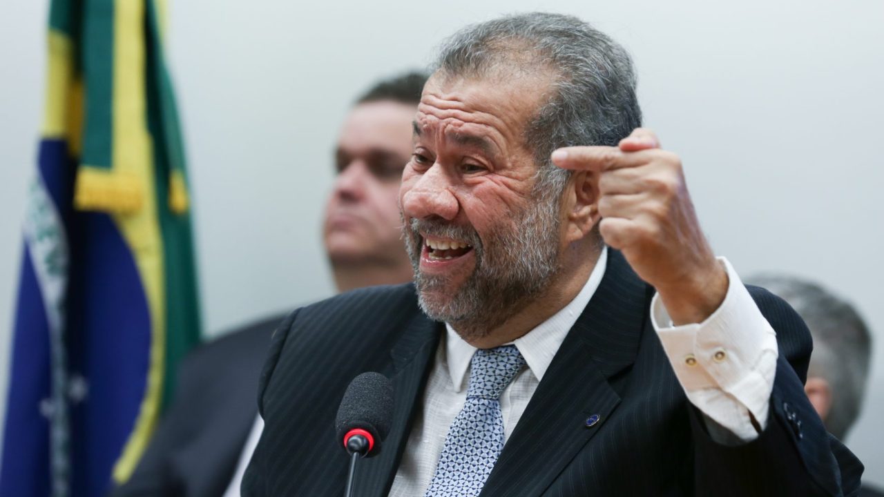 carlos-lupi-pede-demissao
