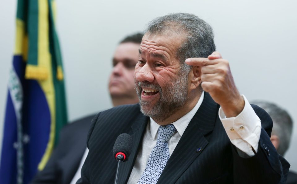 carlos-lupi-pede-demissao
