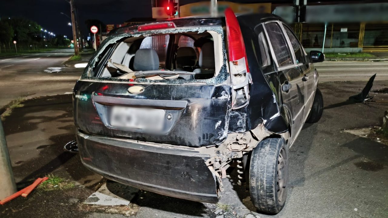 carro-atingido-caminhão-linha-verde
