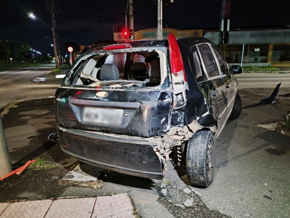 Caminhoneiro bate na traseira de carro, deixa adolescente ferida e foge sem prestar socorro na Linha Verde: 'Ele viu o que fez'
