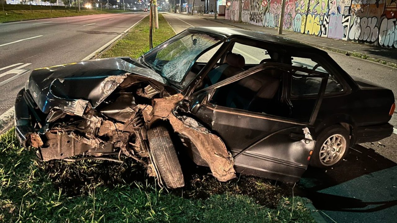 carro-derruba-poste-linha-verde-4