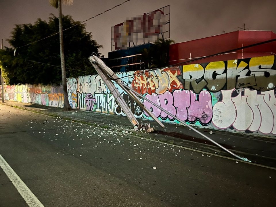 carro-derruba-poste-linha-verde