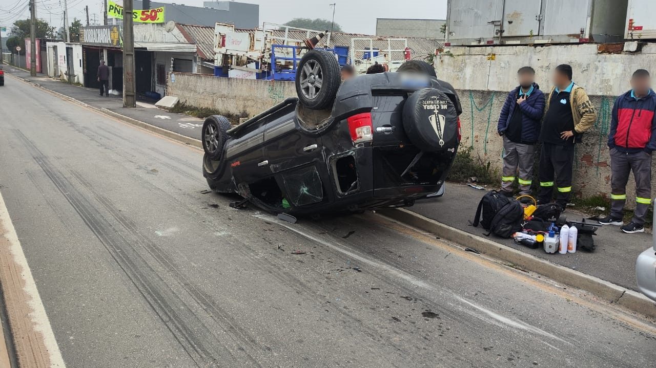 Motorista dorme ao volante e carro com filho e colega capota após colisão em viaduto na BR-376: 'A gente viu a morte de frente'