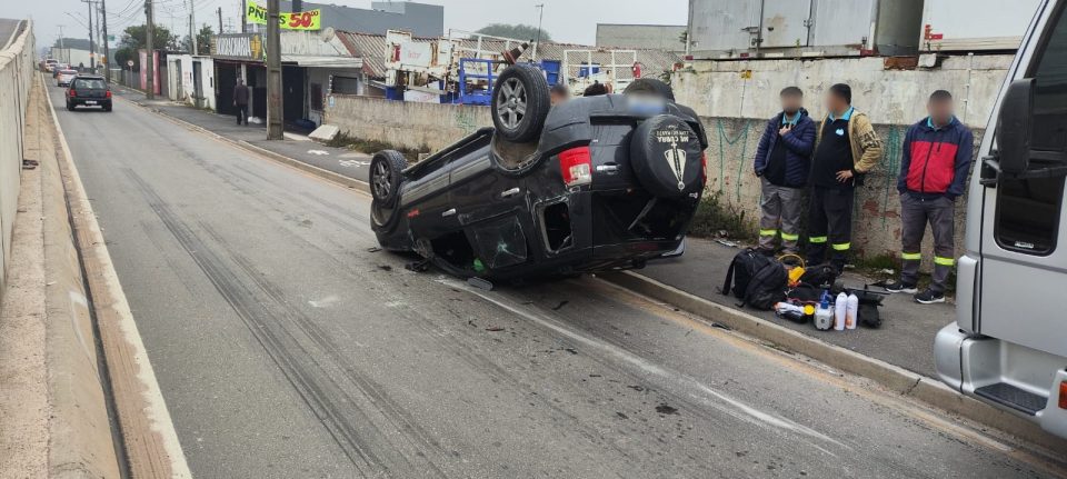 Motorista dorme ao volante e carro com filho e colega capota após colisão em viaduto na BR-376: 'A gente viu a morte de frente'