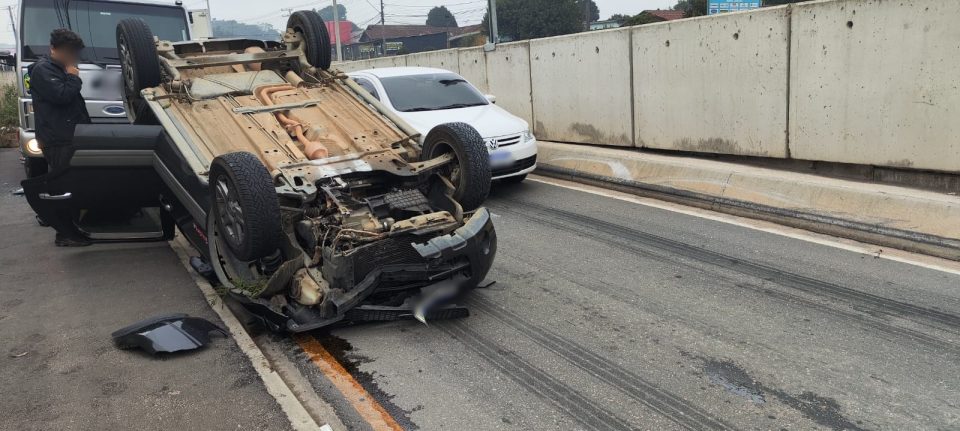 Motorista dorme ao volante e carro com filho e colega capota após colisão em viaduto na BR-376: 'A gente viu a morte de frente'