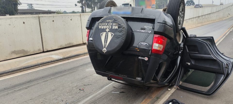 Motorista dorme ao volante e carro com filho e colega capota após colisão em viaduto na BR-376: 'A gente viu a morte de frente'