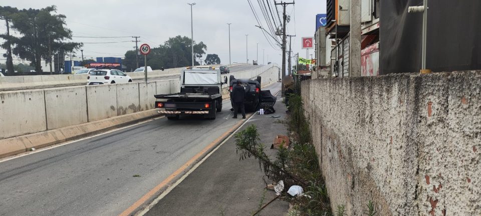 Motorista dorme ao volante e carro com filho e colega capota após colisão em viaduto na BR-376: 'A gente viu a morte de frente'