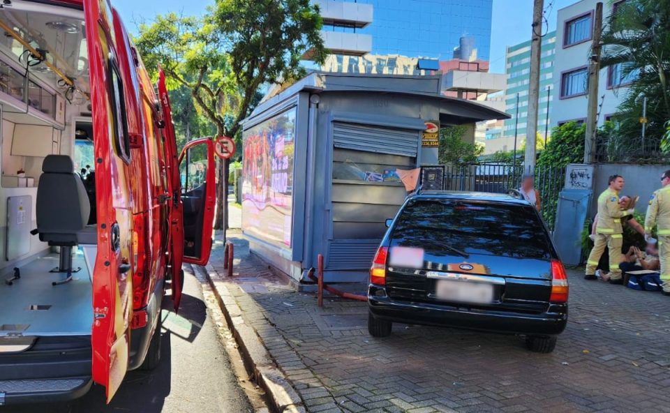 invade-calcada-bate-banca-atropela-mulher-centro-civico-2