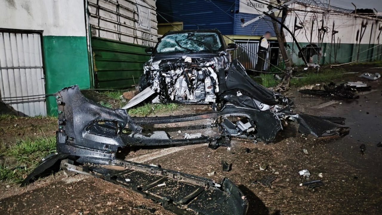 jeep-derruba-poste-empresa-muro-linha-verde