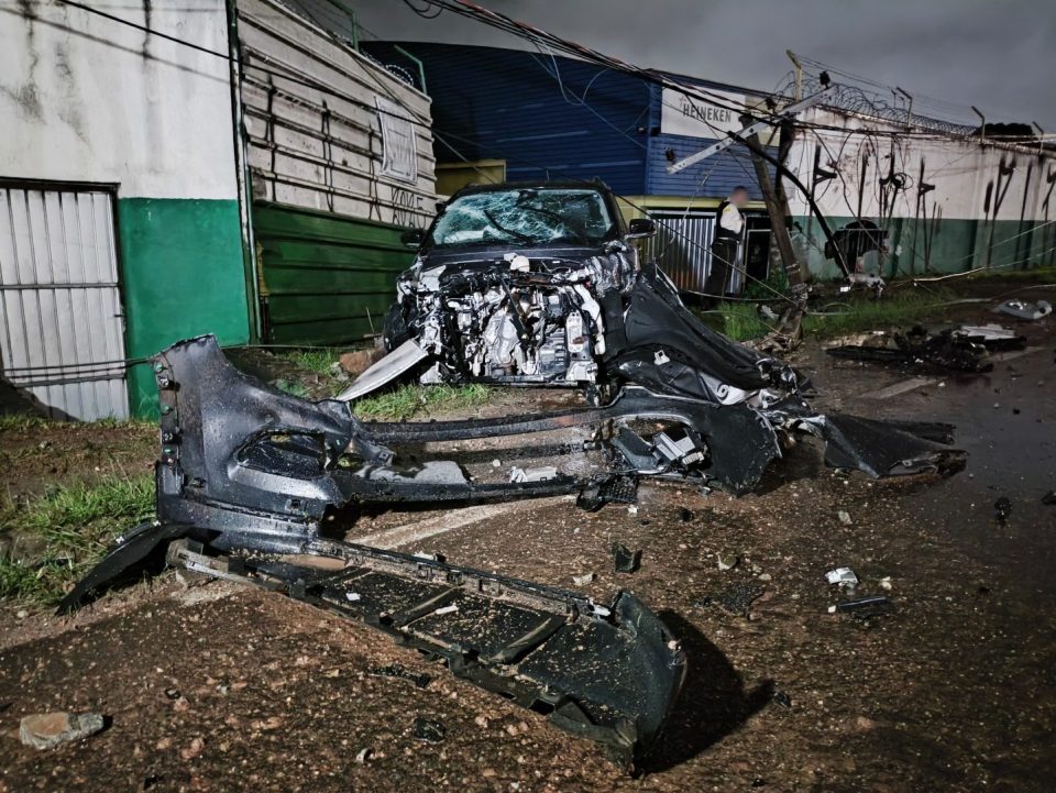 jeep-derruba-poste-empresa-muro-linha-verde