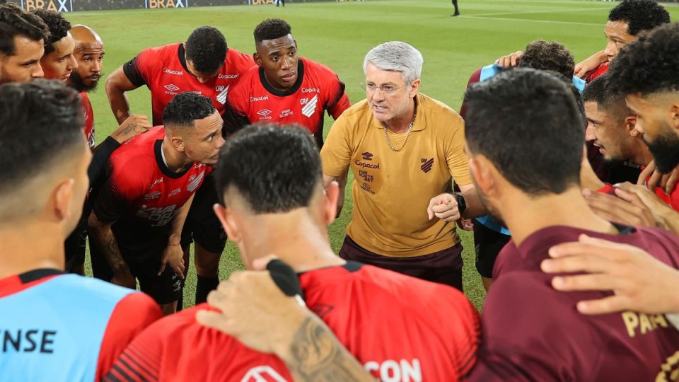 mesmo-apos-vitoria-tecnico-do-athletico-promete-reforcos