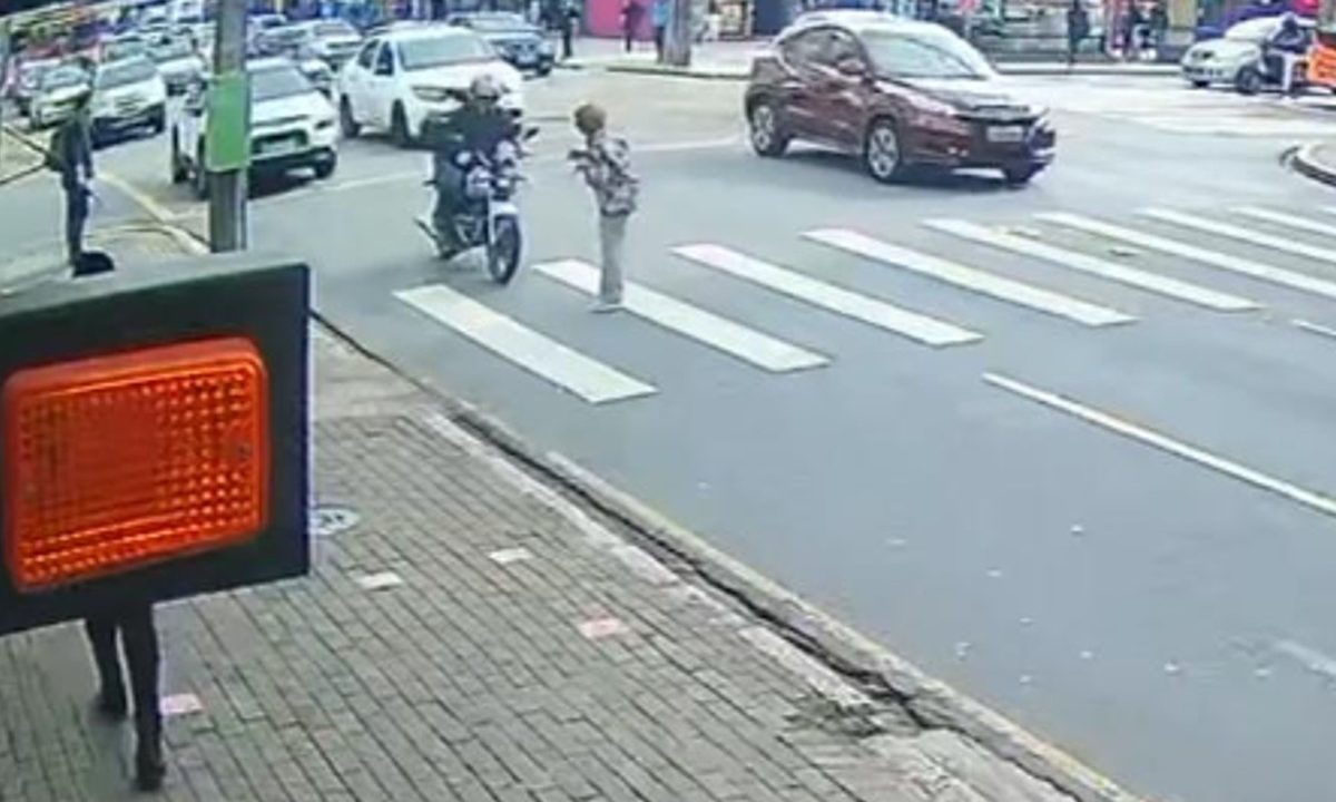 motociclista-atropela-idosa-centro-curitiba-1