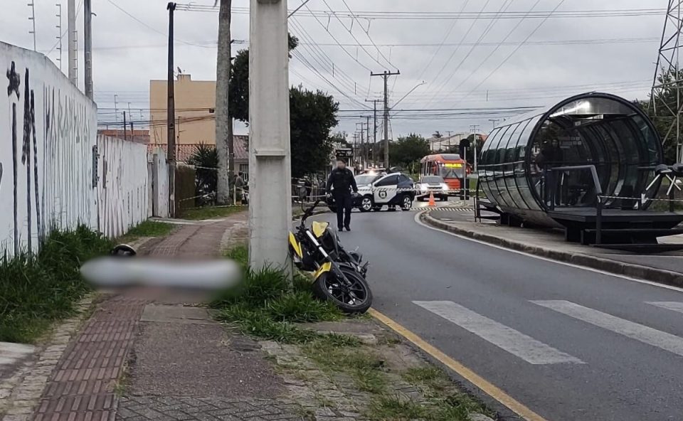 motociclista-morre-acidente-poste-alto-boqueirao
