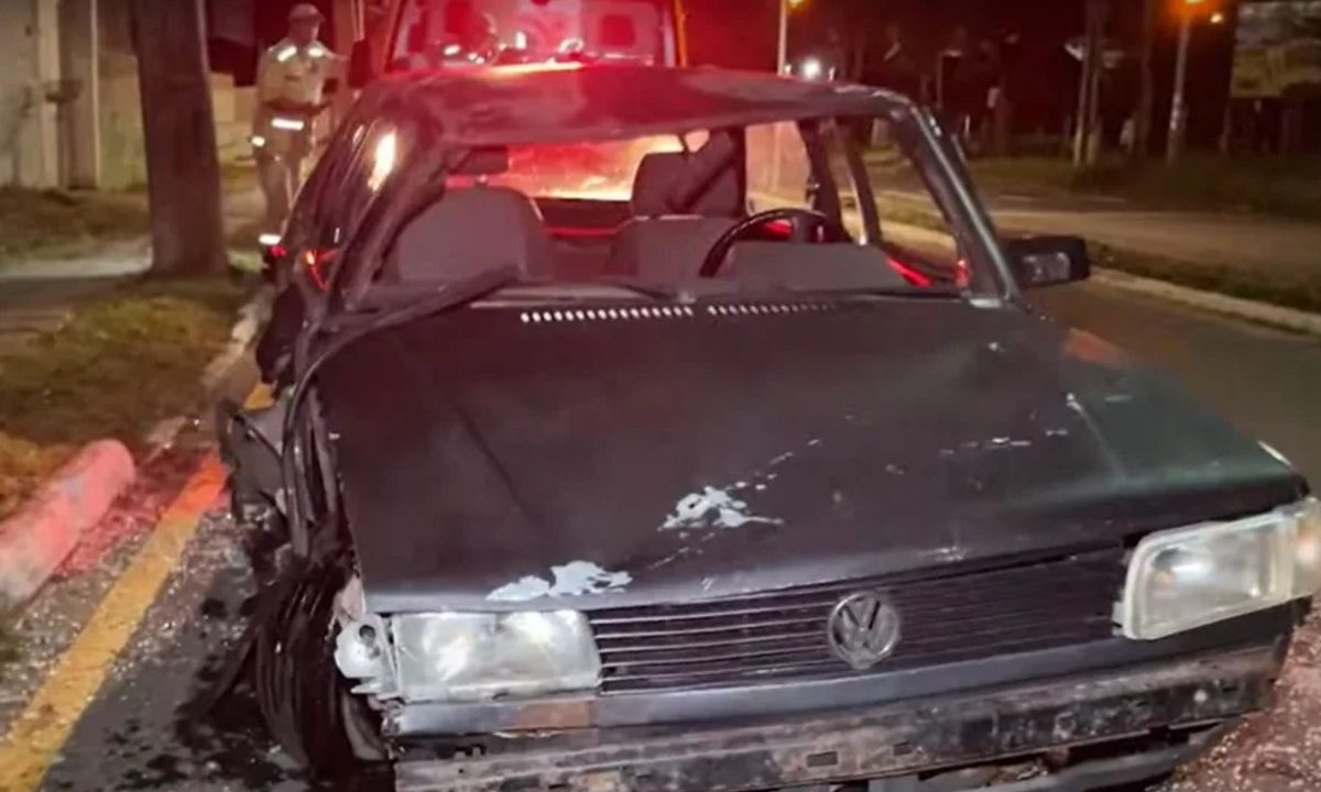 motorista-beija-namorada-perde-controle-carro-capota