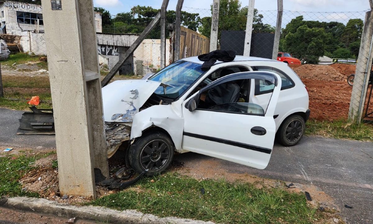 motorista-perde-controle-bate-contra-poste