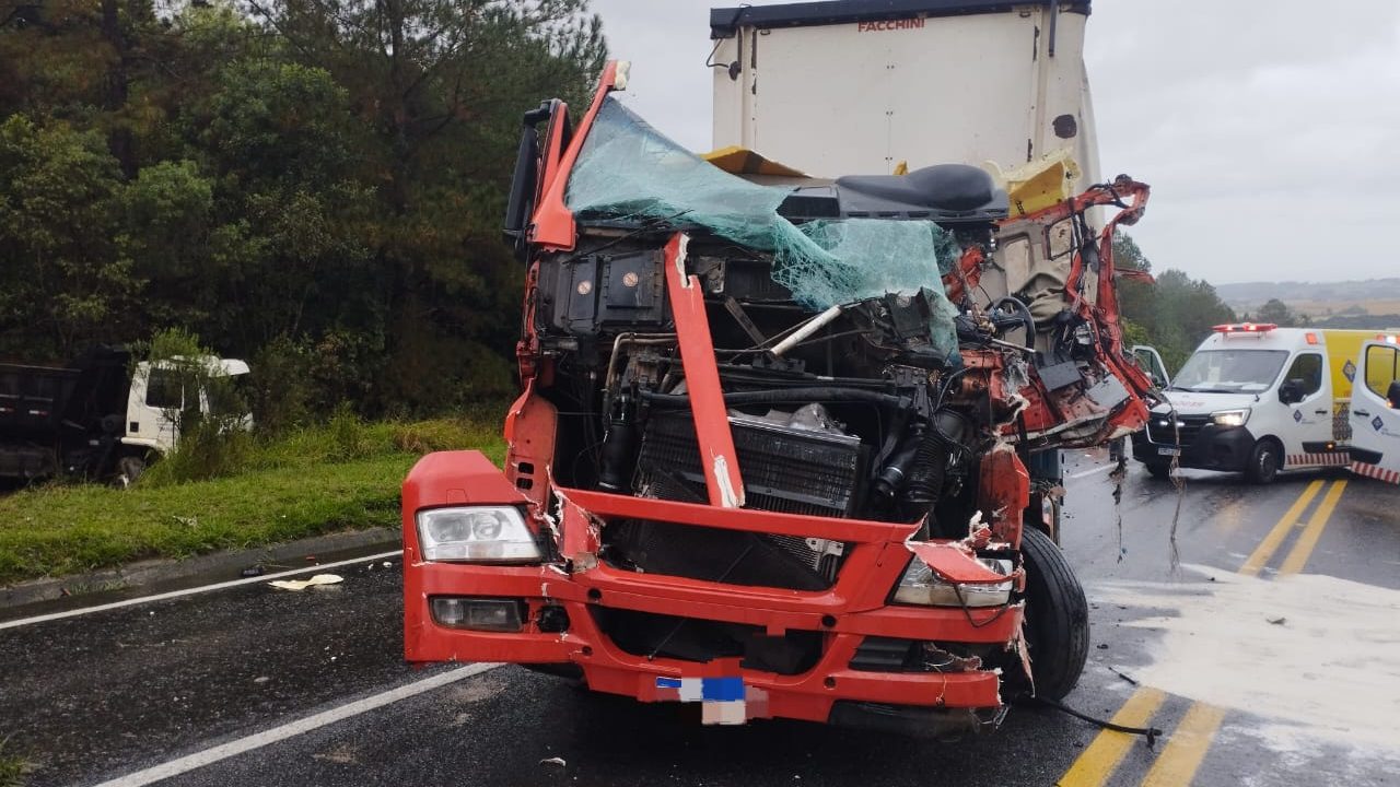 motorista-preso-ferragens-acidente-br-277-palmeira-2