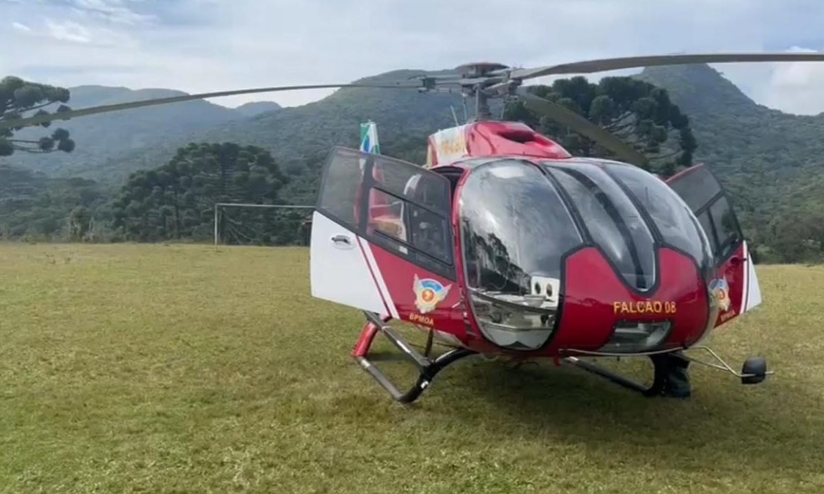 mulher-resgatada-helicoptero-queda-trilha-morro-do-canal-piraquara