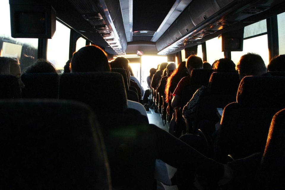 Assaltantes armados interceptam ônibus de viagem e rendem 30 passageiros na BR-369, no Paraná