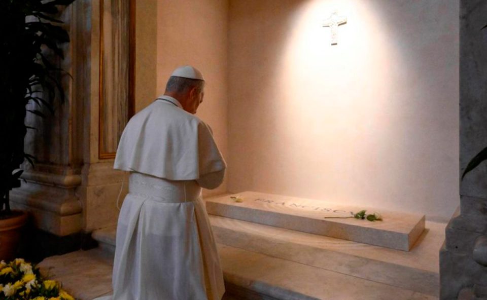 papa-leao-xiv-visita-tumulo-papa-francisco