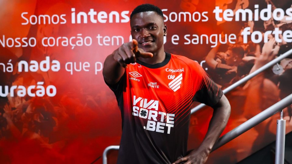 Kevin Viveros em apresentação do Athletico