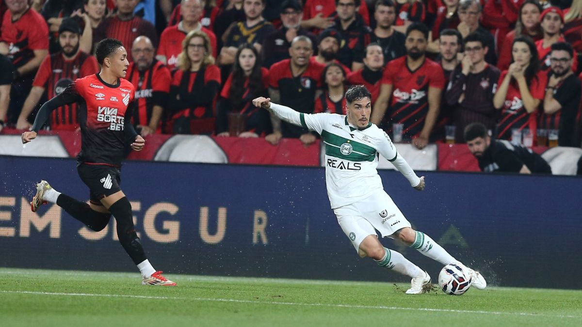 Raphael Claus relatou agressão de segurança do Athletico ao meia Josué na súmula do clássico Atletiba (1)