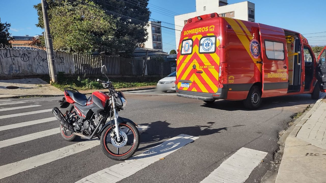 acidente carro e moto no cajuru