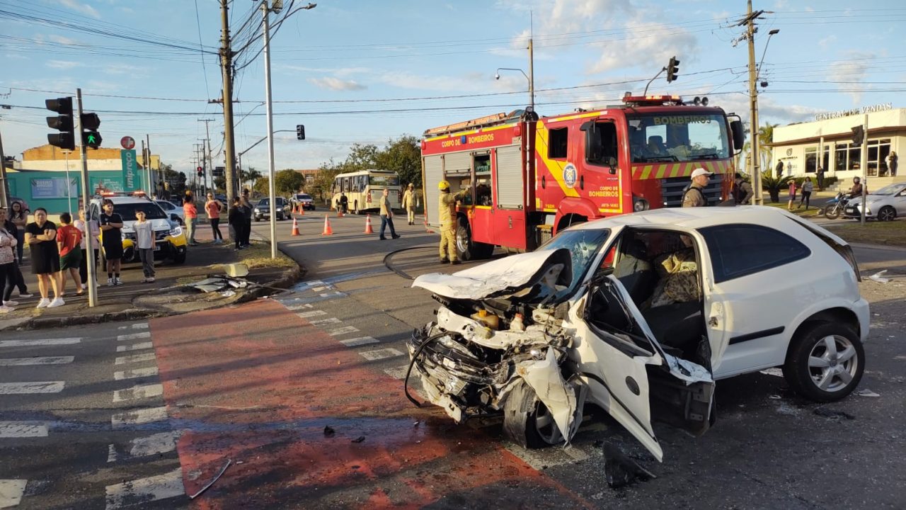 acidente carro e ônibus na cic