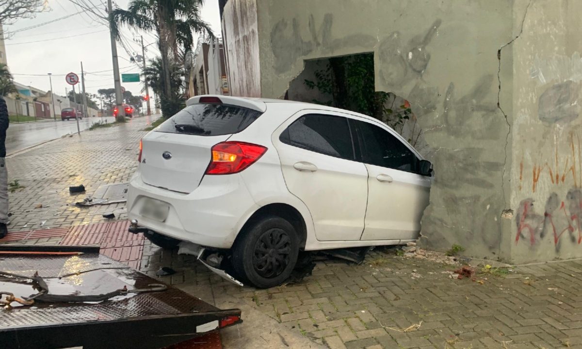 acidente-dois-carros-cruzamento-cajuru-2