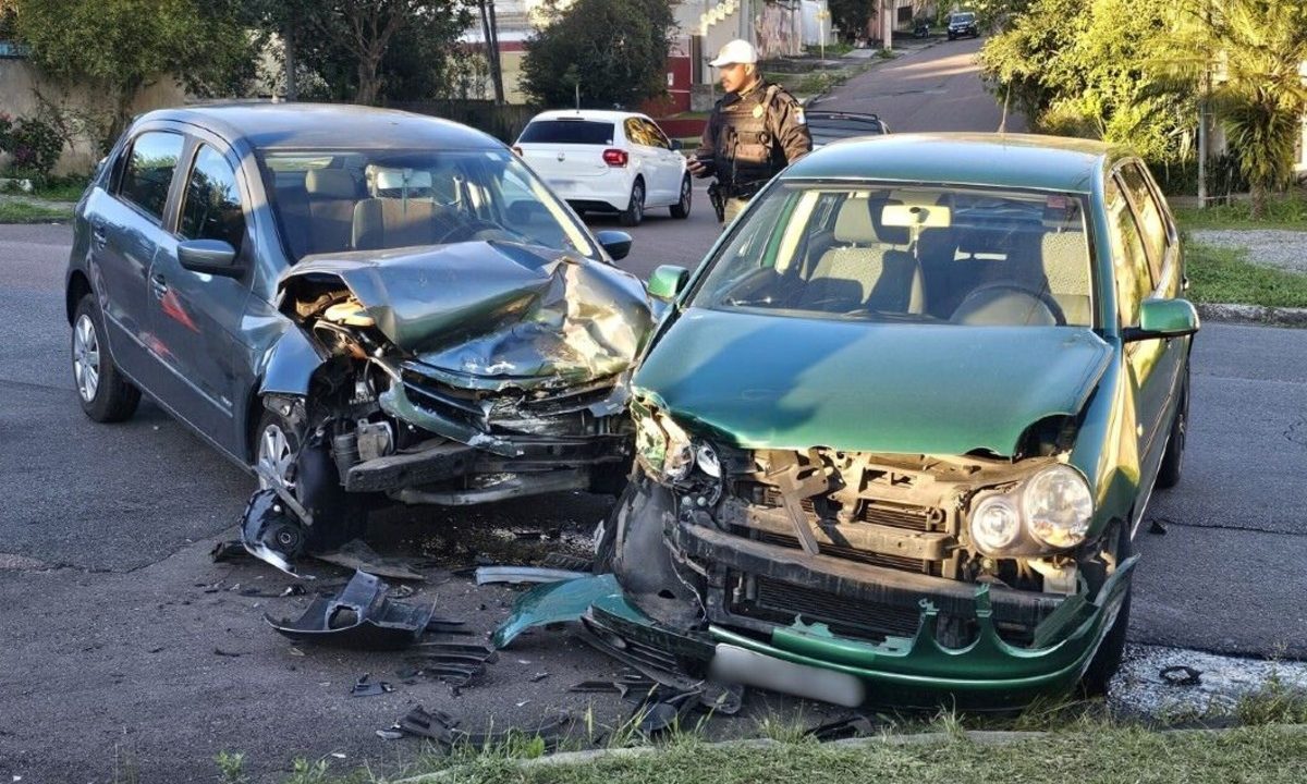 acidente-dois-carros-cruzamento-portao