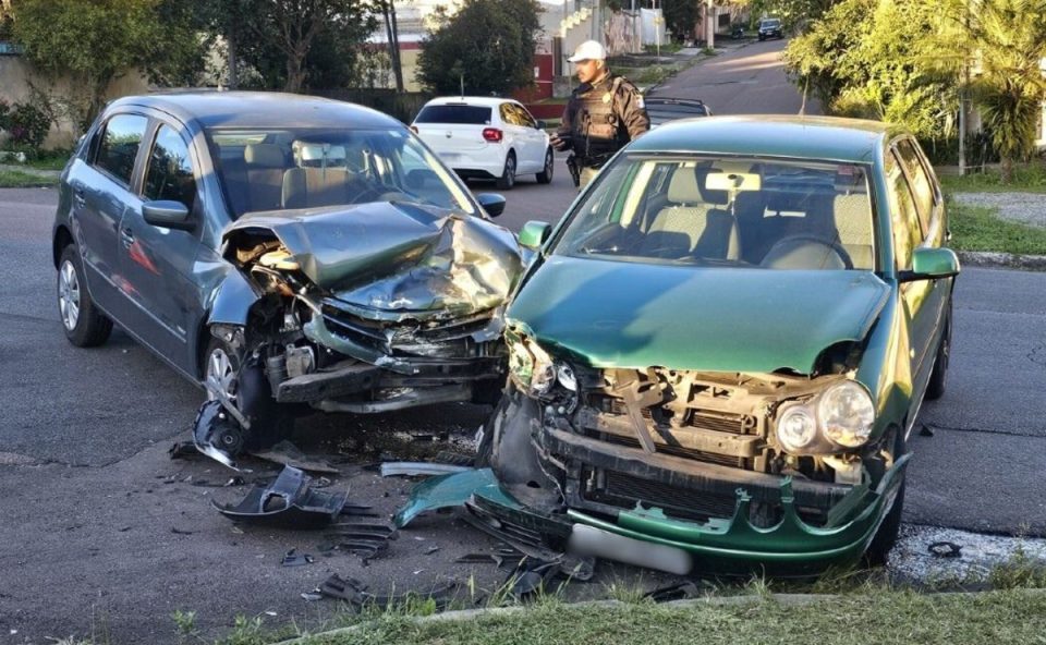 acidente-dois-carros-cruzamento-portao
