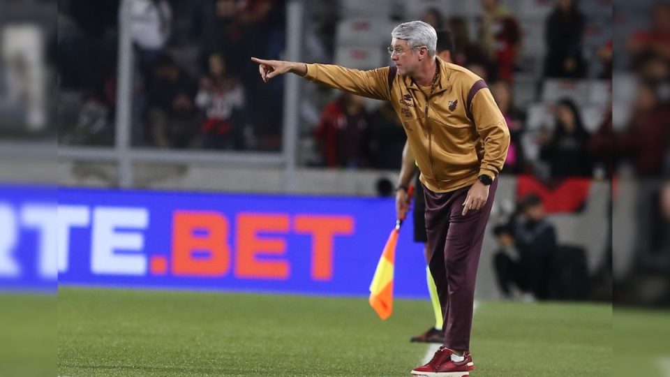 athletico-perde-em-casa-e-hellmann-assume-culpa-pela-derrota