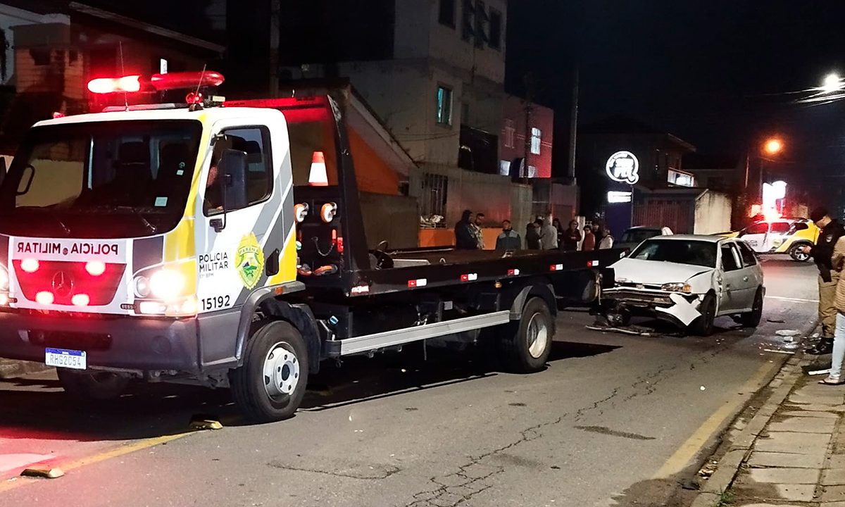capota-carro-acidente-portao-casa-sao-jose-dos-pinhais