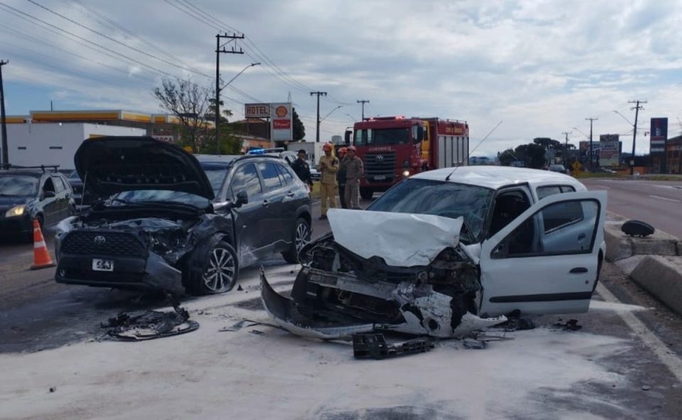colisao-frontal-dois-carros-br-376-1