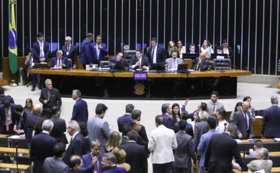 congresso-derruba-veto-retoma-pensao-vitalicia-criancas-microcefalia