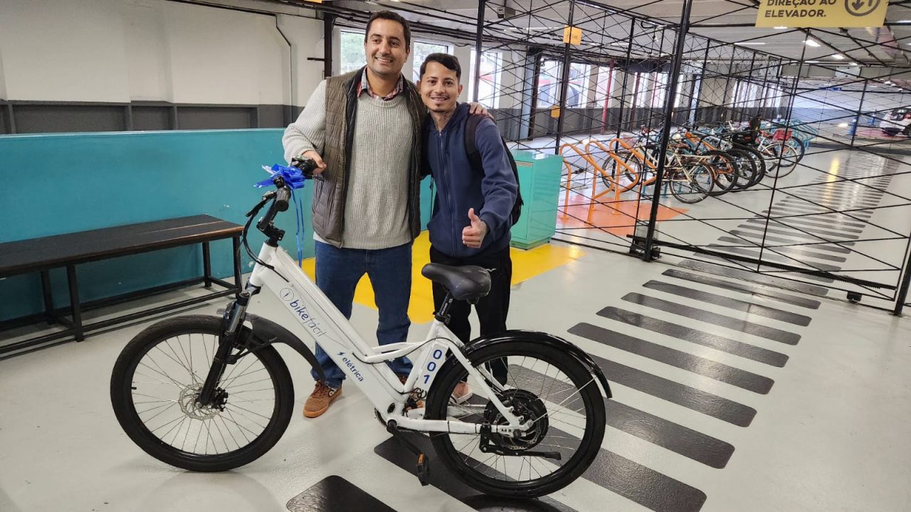 entregador-bike-furtada-ganha-modelo-eletrico-2