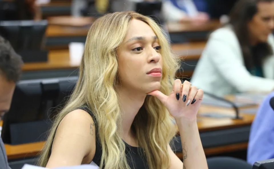 erika-hilton-contratar-maquiadores-gabinete