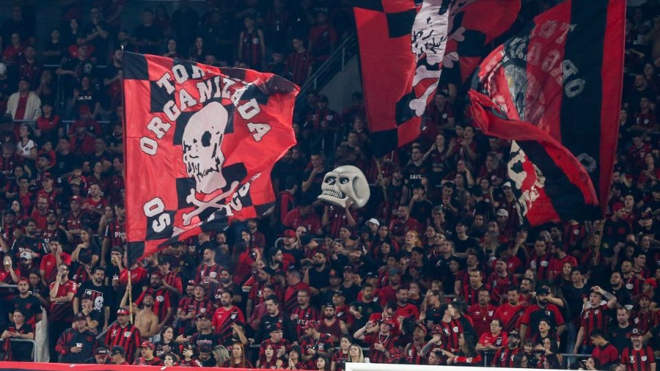 grupo-de-torcedoras-pressiona-diretoria-do-athletico-por-resposta