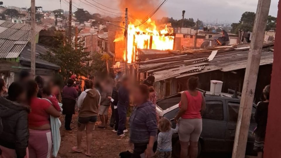 incendio-atinge-sobrado-cic