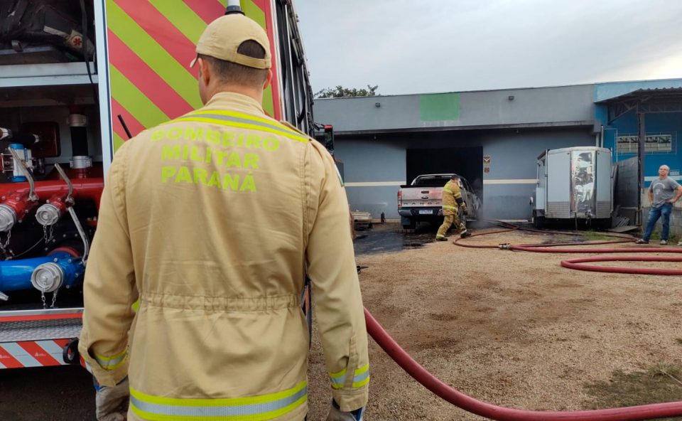 incendio-destroi-carros-oficina-mecanica-umbara-1